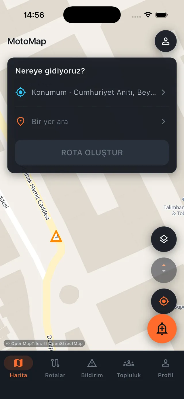 Gündüz teması: yakınlaştırılmış caddede tek bir turuncu keskin viraj uyarısı