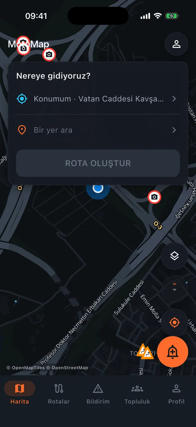 MotoMap gece haritası: Vatan Caddesi çevresinde kırmızı halkalı hız kamerası işaretleri ve viraj uyarıları