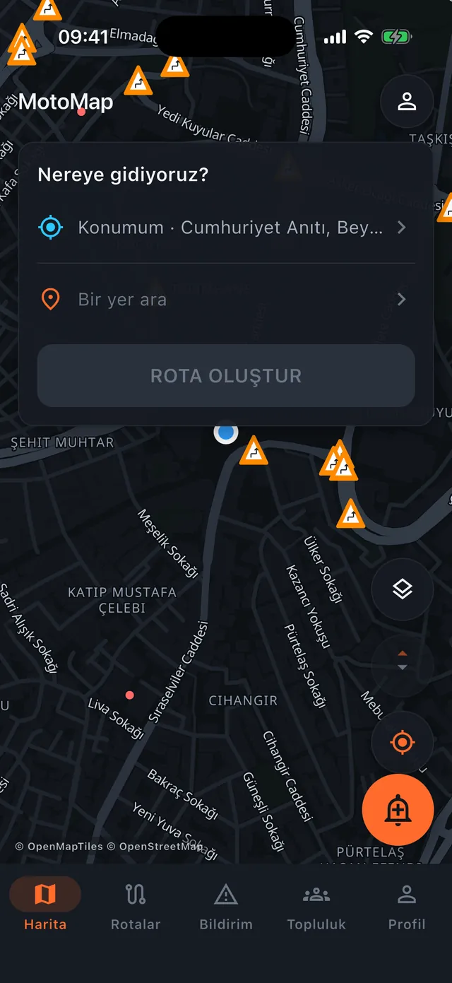 MotoMap gece haritası: Cihangir sokaklarında turuncu keskin viraj uyarı üçgenleri ve “Nereye gidiyoruz?” arama kartı